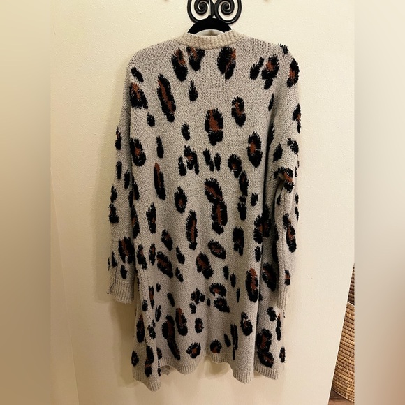 Knox Rose Gray and Black Leopard Cardigan - Picture 4 of 4